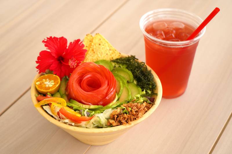 おきなわ食堂琉球 フラワータコライス 1,500円(税込) ハイビスカスティー 400円(税込)